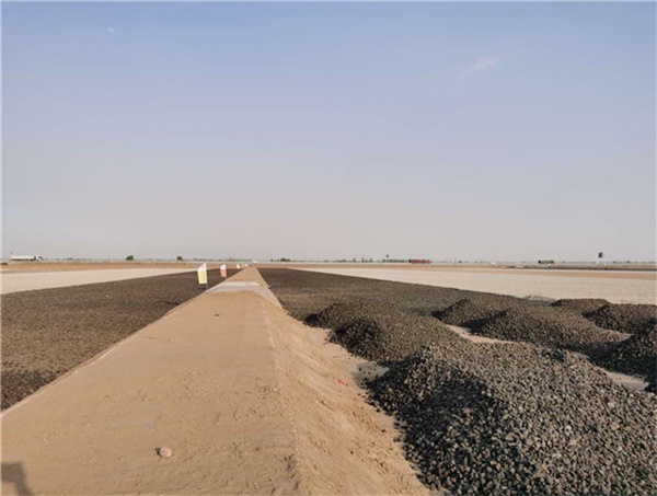 人工濕地項目現場內蒙古火山巖濾料鋪設